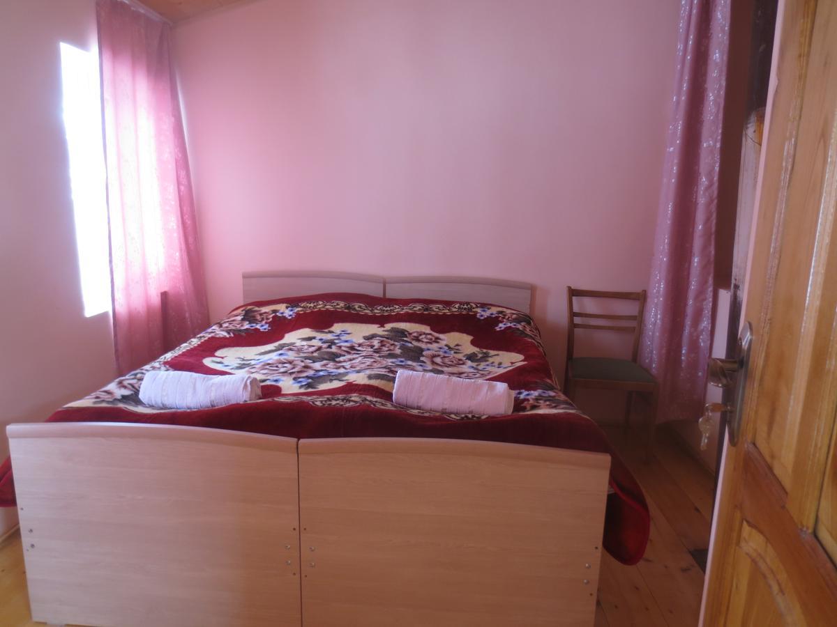 Irma Beso & Aleko Khergianis Guesthouse Местия Екстериор снимка