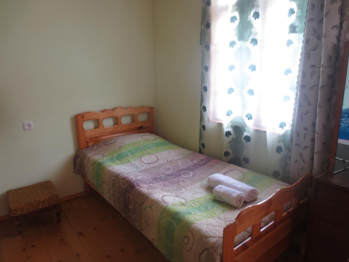 Irma Beso & Aleko Khergianis Guesthouse Местия Екстериор снимка