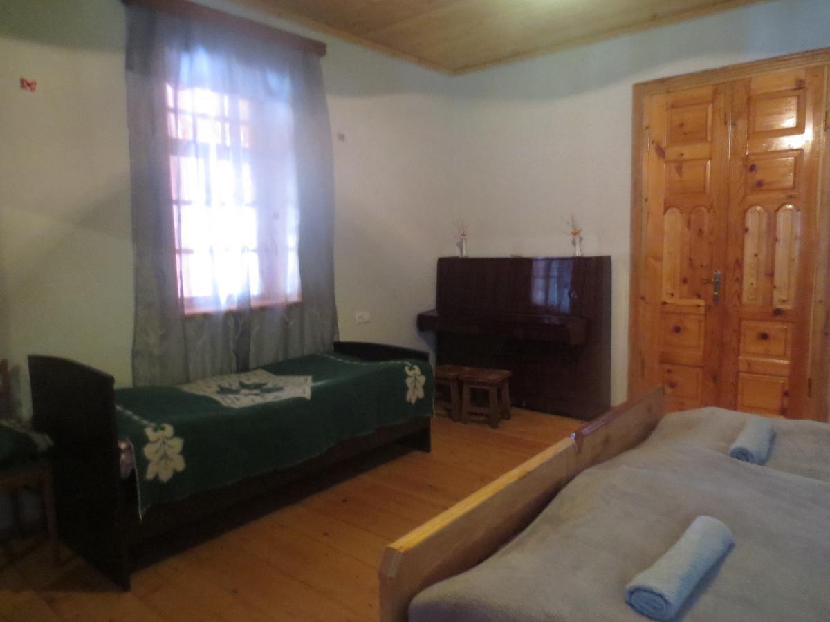 Irma Beso & Aleko Khergianis Guesthouse Местия Екстериор снимка